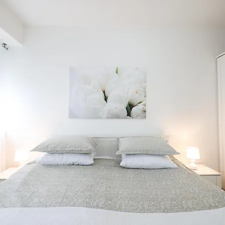 Cozy Niko - Private Parking And Balcony Apartment