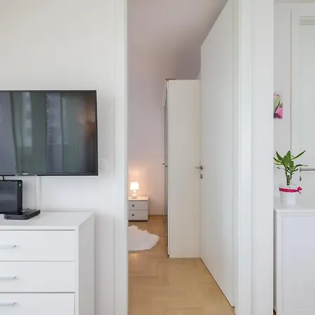 Cozy Niko - Private Parking And Balcony Apartment