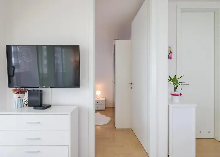 Cozy Niko - Private Parking And Balcony Apartment