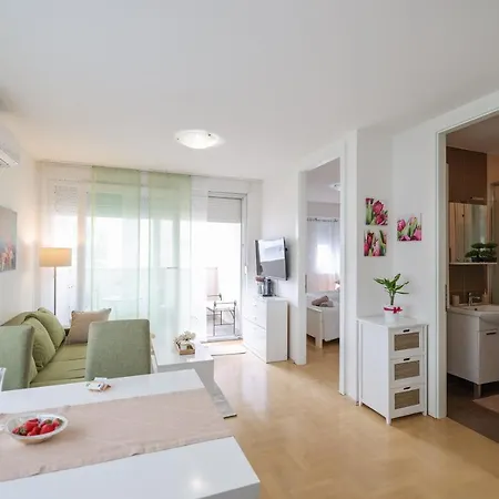 Cozy Niko - Private Parking And Balcony 扎达尔
